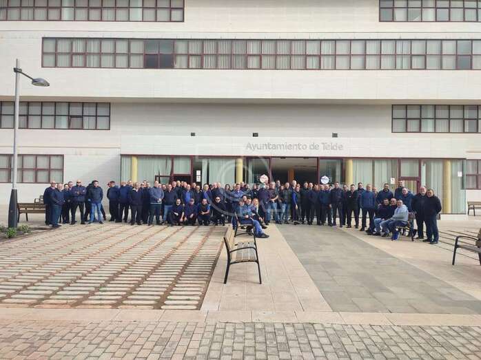 Grupo de taxistas esta mañana delante de las oficinas municipales de El Cubillo/TA.